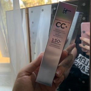 iT Cosmetics CC+ Cream shade: Light to Medium